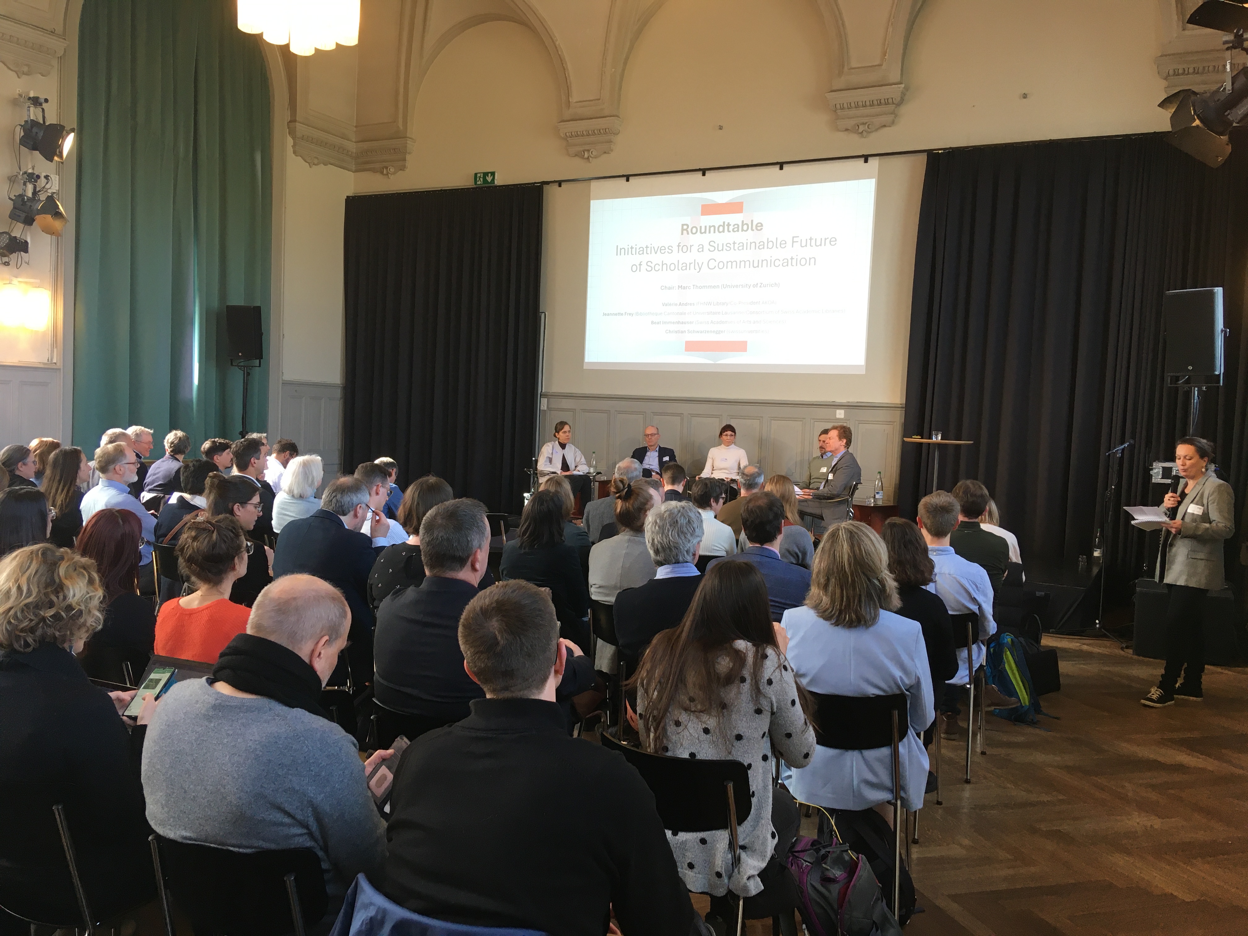 Roundtable mit Marc Thommen (Chair; Universität Zürich), Valérie Andres (FHNW Bibliothek/AKOA), Jeannette Frey (BCU Lausanne/Konsortium der Schweizer Hochschulbibliotheken), Beat Immenhauser (Akademien der Wissenschaften Schweiz) und Christian Schwarzenegger (swissuniversitties)