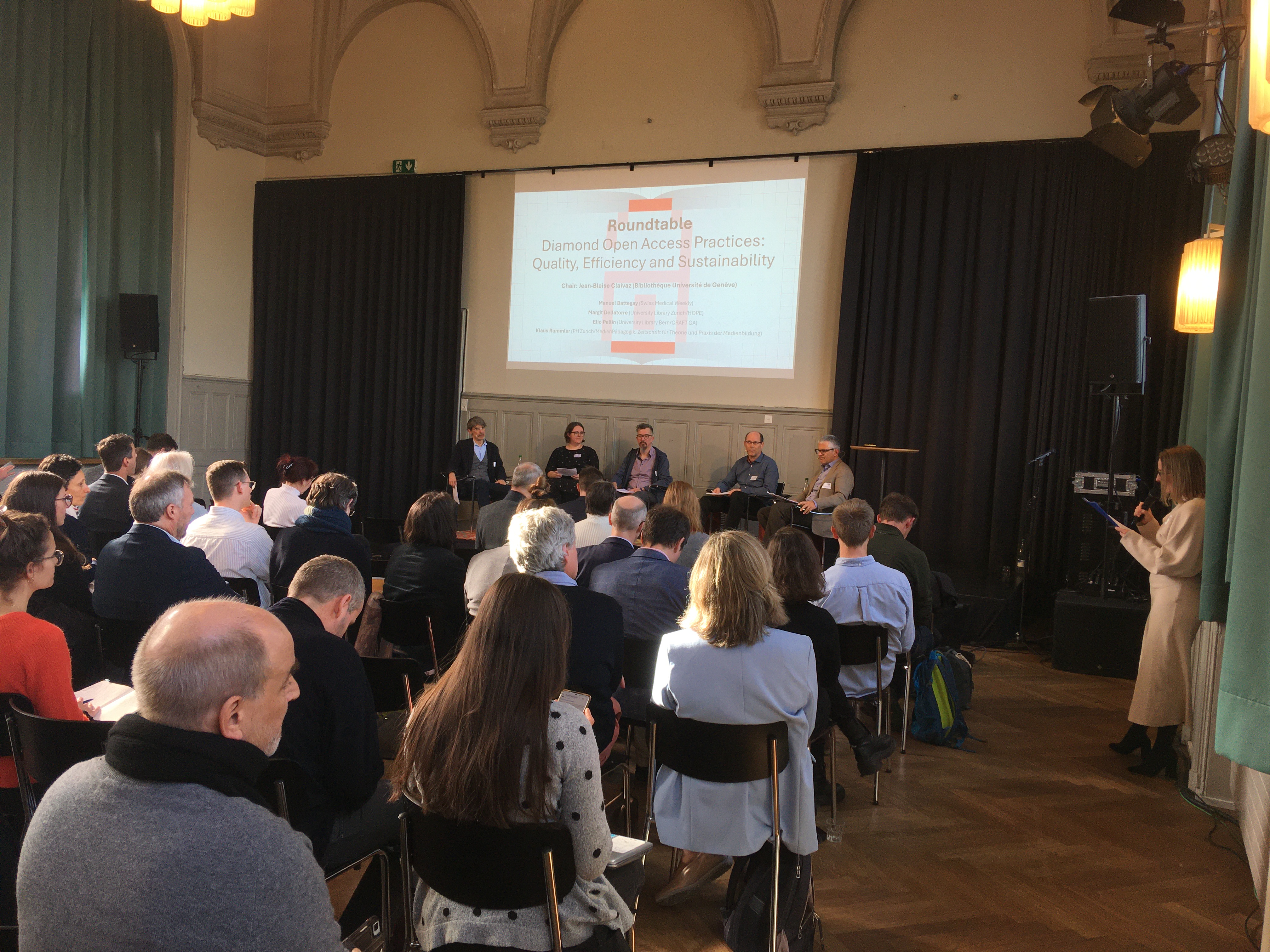 Roundtable mit Jean-Blaise Claivaz (Chair; Bibliothèque Université de Genève), Manuel Battegay (Swiss Medical Weekly), Margit Dellatorre (Universitätsbibliothek Zürich/HOPE), Elio Pellin (Universitätsbibliothek Bern/CRAFT-OA) und Klaus Rummler (PH Zürich/MedienPädagogik)